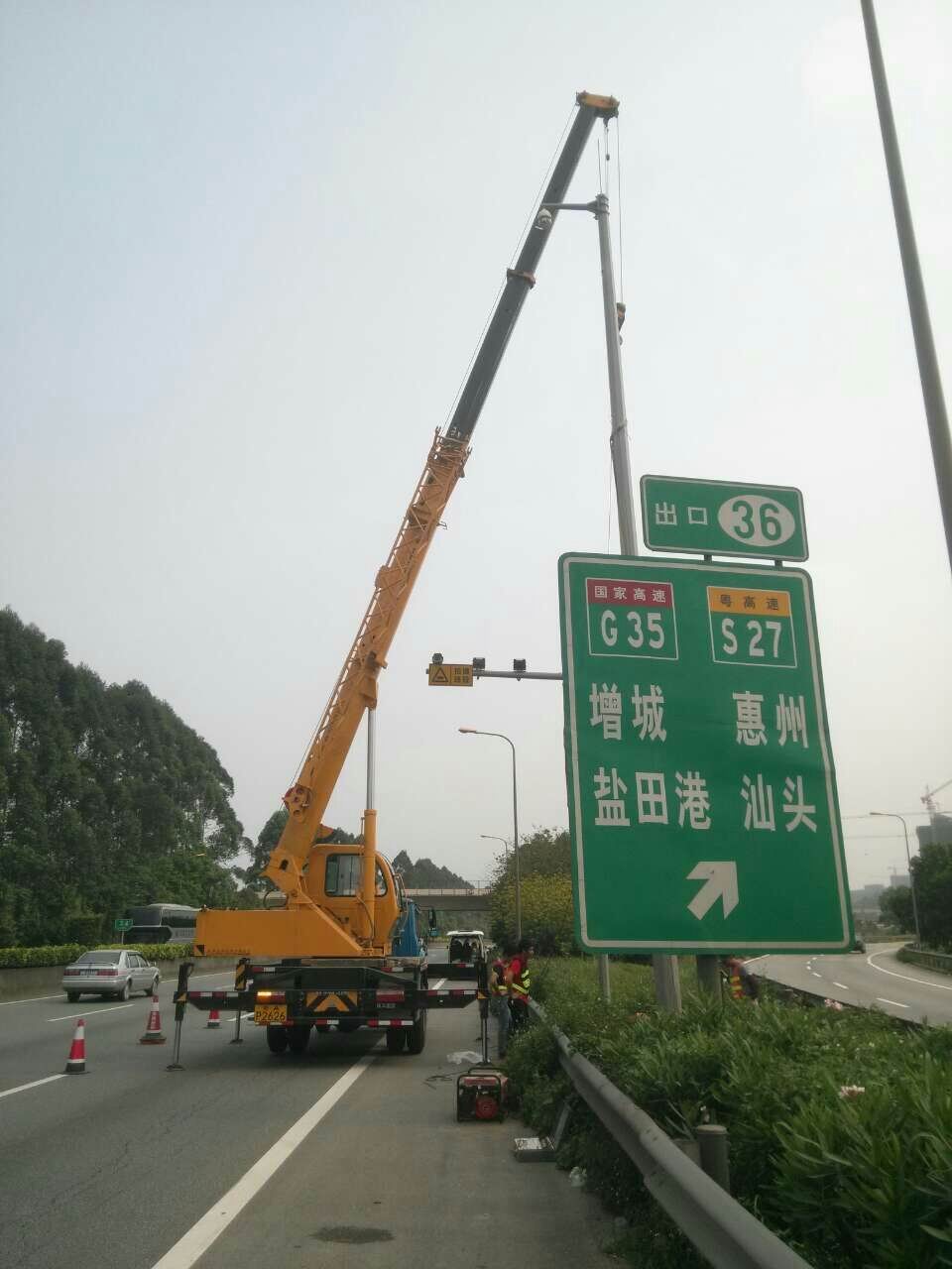 广花路20吨吊车滤清器的保养清理方法